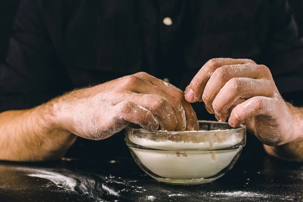 Mani Dello Chef Stanno Facendo Cadere Farina Tavolo Legno — Foto Stock