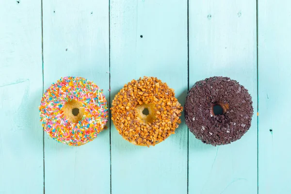 Verschiedene Donuts Auf Holzgrund — Stockfoto