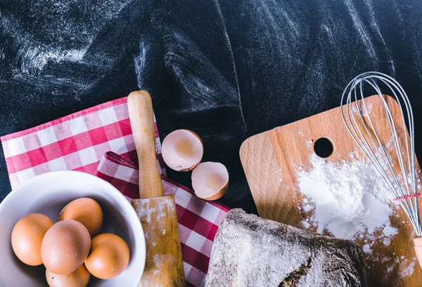 Ingrediënten Gebruiksvoorwerp Voor Het Bakken Het Zwarte Bord Bovenaanzicht — Stockfoto