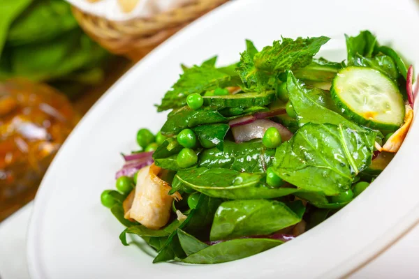 Frischer Grüner Salat Mit Spinat — Stockfoto