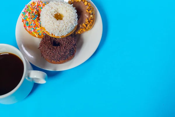 Tasse Kaffee Und Donut Isoliert Auf Blauem Hintergrund — Stockfoto
