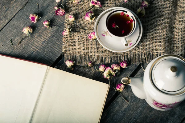 Boeken Bloemen Een Kopje Thee Houten Tafel Met Zak — Stockfoto