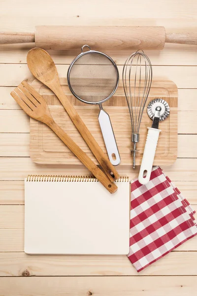 Ξύλινα Κουτάλια Και Άλλα Εργαλεία Μαγειρικής Κόκκινες Χαρτοπετσέτες Στο Τραπέζι — Φωτογραφία Αρχείου
