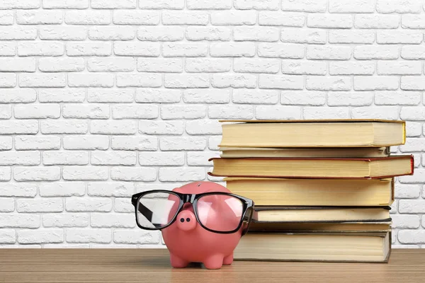 Sparschwein Brille Mit Büchern — Stockfoto