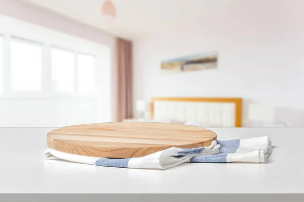 Houten Snijplank Met Een Servet Een Tafel — Stockfoto