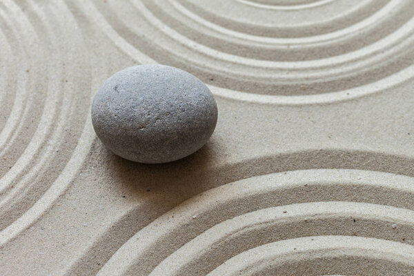 Садовый камень Дзен на песке
