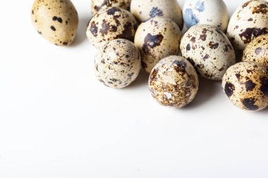 guail yumurta yakından görmek beyaz bir arka plan üzerinde izole
