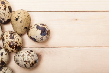 Tahta bir masada bıldırcın yumurtası.