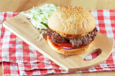 Ahşap kesme tahtası üzerinde ev yapımı Hamburger