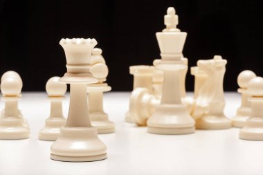 Siyah arkaplanda satranç taşları