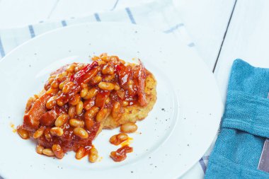  Domates soslu beyaz fasulye.