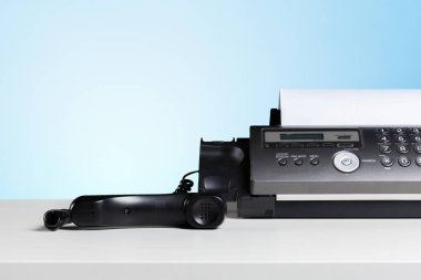 Telefon ve Faks üzerinde mavi arka plan izole 