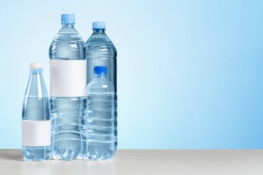 Plastik su şişeleri masaya görmek