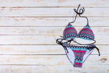 Beyaz ahşap zemin üzerinde mayo.