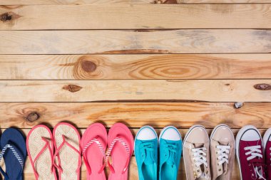 kahverengi ahşap zemin ayakta ayakkabıları