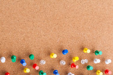Grup raptiye corkboard zemin üzerine tutturulmuş 