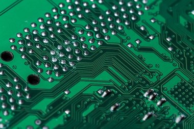 Yazdırılmış yeşil bir bilgisayar devre kartını kapat