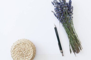 mavi çiçekli masaüstü tasarım