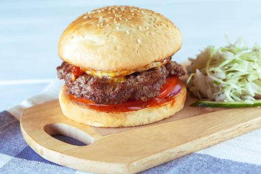 Ahşap kesme tahtası üzerinde ev yapımı Hamburger