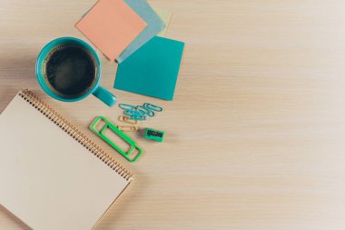 Üstten Görünüm çalışma alanıyla boş defter ve kalem ahşap tablo 