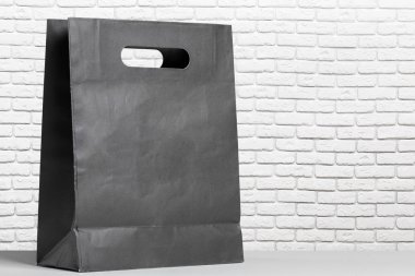 Alışveriş çantası hediye beyaz masada.