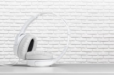 kulaklıklar beyaz tuğla duvar arka plan üzerinde