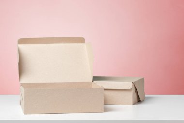 beyaz masa karton kutu yakından görmek