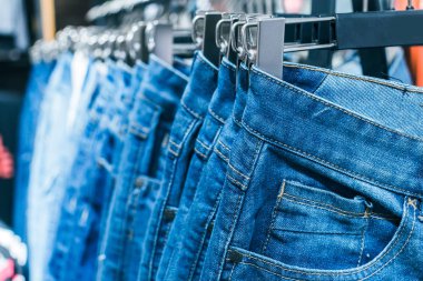 farklı elbise askıları, yakın çekim