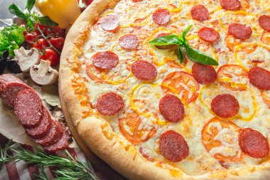 Tablo üzerinde pişmiş pizza yakın çekim