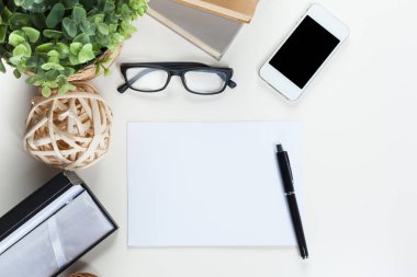 Beyaz ofis resepsiyon masası ile bir sürü şey üstünde o