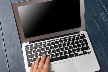 Laptop klavye ahşap Resepsiyon arka plan üzerinde 