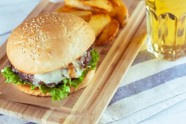 Hamburguesa Papas Fritas Mesa Madera —  Fotos de Stock