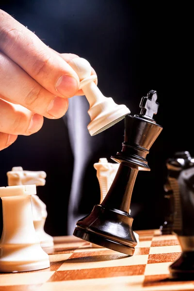 Detailní Pohled Rukou Podnikatel Hraje Šachy — Stock fotografie