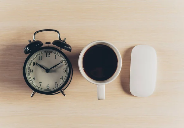 Kaffe Med Väckarklocka Träbord — Stockfoto