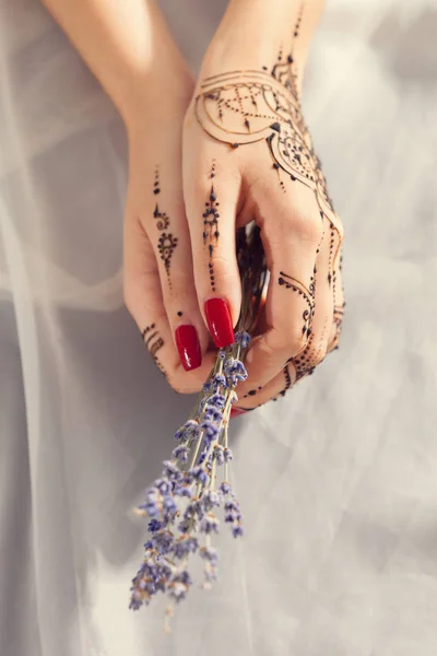 Röd Manikyrerade Händer Med Mehndi — Stockfoto