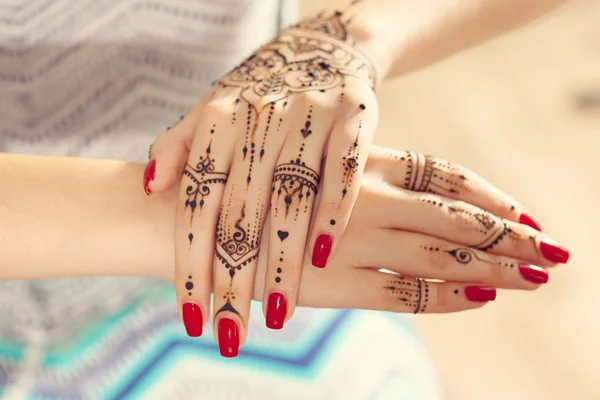 Manos Rojas Cuidadas Con Mehndi — Foto de Stock