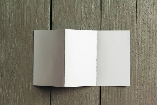 木製の背景に白い用紙 — ストック写真