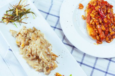 Kremsi beyaz şarap ve mantar sosu Yemek