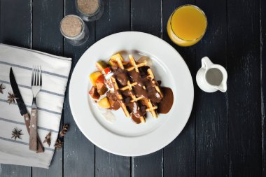Belçika Waffle taze çilek ve çikolata sosu ile üstten görünüm