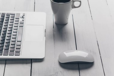Dizüstü bilgisayar ve diğer elektronik çalışma alanında, yakından görmek 
