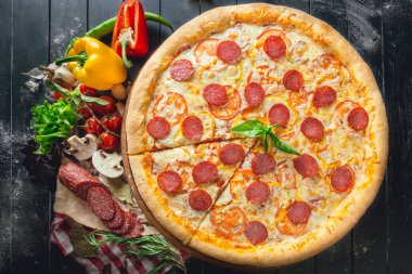 Tablo üzerinde pişmiş pizza yakın çekim