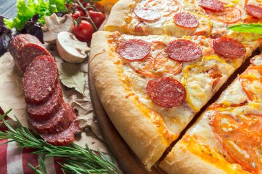Tablo üzerinde pişmiş pizza yakın çekim