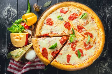 pişmiş pizza Margarita yakın çekim