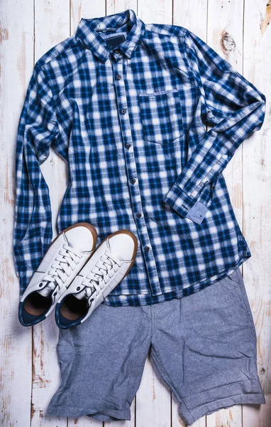 Cool Moda Casual Uomo Vestito Tavolo Legno — Foto Stock