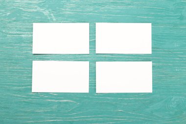 Boş kağıt üstünde okul sırası