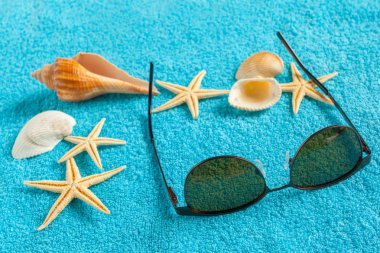 Yaz plaj aksesuarları renk arka plan üzerinde