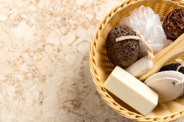 banyo aksesuarları mermer zemin üzerine