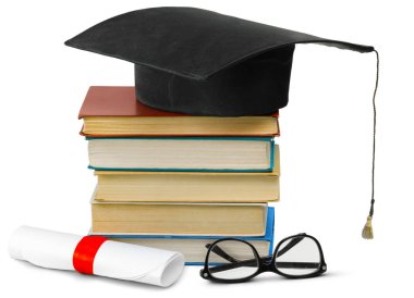 grad şapka ve diploma ile üzerine beyaz izole kitap