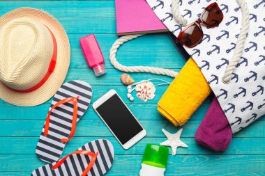 Yaz plaj aksesuarları renk arka plan üzerinde