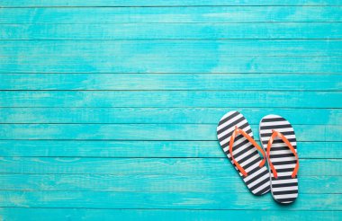 parmak arası terlik renk ahşap arka plan üzerinde